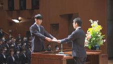県庁で辞令交付式　湯崎知事「プロフェッショナルを目指してほしい」　広島