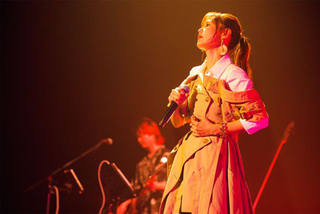 アーティストデビュー10周年を迎えるTRUE、中野サンプラザのステージで真っ直ぐな歌声をファンに届ける