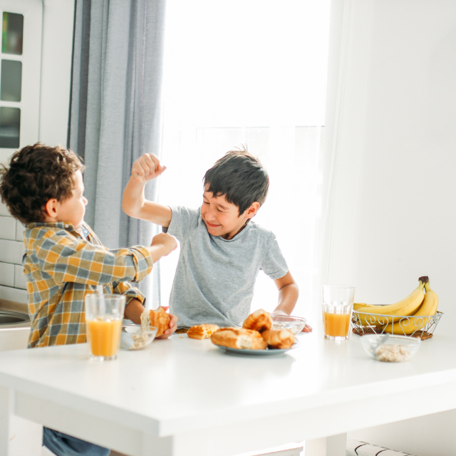 兄弟喧嘩中の4歳児に母が「その言葉は使わないで」と伝えると…→数分後、次男の嫌な気持ちの言語化に「子どもの表現ってすばらしい」「か…かわいい」の声