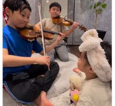 妹ちゃんのために弾くバイオリン（＠ruiren_vn_officialさんより提供）