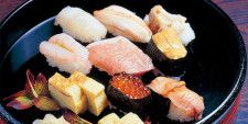 漁港直送の旬のネタが20種以上！ 鮭のまち村上市の名寿司店は、ランチも狙い目