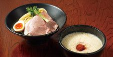 泡立つ白湯スープ、麺、そしてレア焼豚も「完成度高し」と評判！ 新潟市で必食の「鶏つけそば」