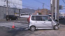 前方がつぶれた軽乗用車　停車中のワンボックスカーに追突　3人けが　札幌市西区