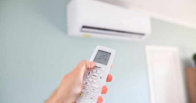 暑くて眠れない夜、エアコンの温度はどうすべき？メーカーお勧めの「熱帯夜に快眠するコツ」がこれだ