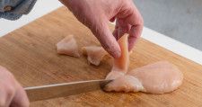 【卵黄をからめたらもう箸が止まらない】時短なのにウマい。「レンジで簡単！とまらない鶏むねユッケ風」レシピ