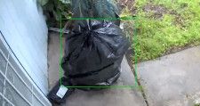 ゴミ袋を装った宅配泥棒、玄関先から1500円の荷物を盗む（アメリカ）