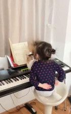 ピアノ練習を邪魔する猫に悪戦苦闘「わが家の序列1位は猫なのでしかたなく…」と親子で諦めモード