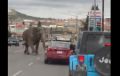 ゾウが逃げ出して北米の町を逃走。車を止め市民を驚かせる