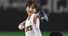 口元までそっくり！板野友美さんが娘の横顔ショットを公開。「ともちんの小さいバージョン」と話題に