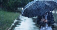 雨に濡れにくい「傘の持ち方」が実用的すぎる。肩や荷物がびしょびしょ、解消する方法とは？