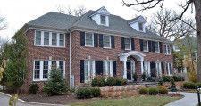 「ホーム・アローン」の家が売り出し中。あの豪邸はいくらで買える？