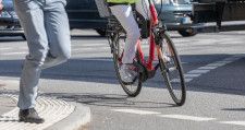 自転車で違反、罰金はどれくらい？歩道でベル、傘さし、一時停止無視…よく見かける運転の罰則は