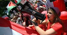 「もうたくさんだ」殺害されたパレスチナ人たちの名前掲げて「レッドライン」引く。米ホワイトハウス前で大規模な抗議デモ