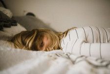 【医師監修】寝つきが悪い…睡眠の悩みは腸活で解決できる？