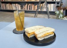 上野｜蕎麦屋をリノベーションした無機質な空間が魅力の「229」で読書を楽しみながらカフェタイム