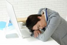 約7割が「職場で昼寝経験あり」　起きたときには「かえって眠くなる」