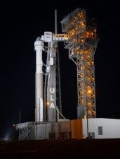 ボーイングの「スターライナー」と「Atlas V」ロケット（NASA Commercial CrewのXアカウントより）