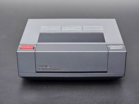 80年代レトロファミコン風のミニPC「AYANEO Retro Mini PC AM02」の実力をチェックする