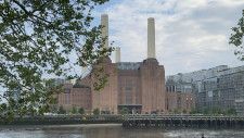 ロンドンの旧バタシー発電所は、再開発されて複合施設として運用されている。本文にもある通り、現在でもレンガ作りの建物としては世界最大規模を誇る