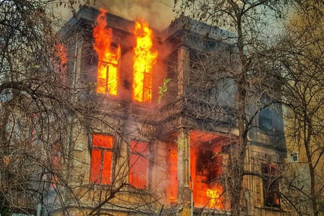 「ママ起きて！」6歳少女、燃える自宅に飛び込み家族全員を救出