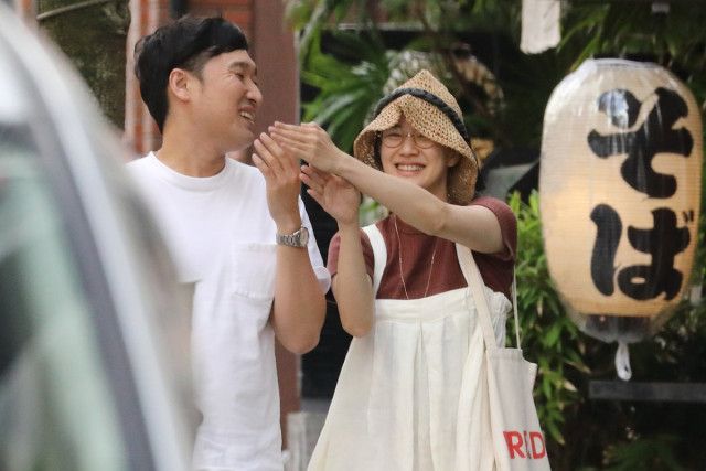 蒼井優 山里との節約新婚生活、エコバッグ手にカーシェア移動《結婚6年で夫婦共演が実現！》