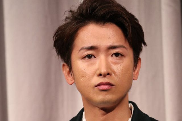 「アイドルに戻ってる」大野智 髭面&二の腕タトゥーの“ワイルド外見”を封印!生配信で見せた「進化するビジュ」にファン絶賛