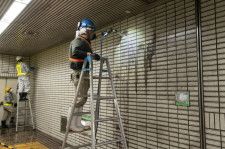 神戸市営地下鉄、開業以来初の“丸洗い”　全駅を特別清掃　交通局「明るくなったと感じてもらえたら」