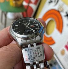 【昭和のお父さん】腕時計でカレンダーが見られる!?　昭和時代は当たり前の便利グッズ