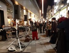 プレイベントには多くの人が集まり、演奏に耳を傾けた＝2024年3月29日、神戸市中央区のサンキタ通り