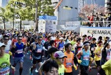神戸マラソン2023、スタートの様子より（写真：ラジオ関西）