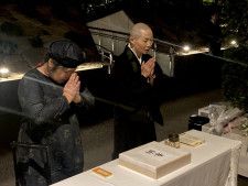 「祈りの杜」で写経を奉納、祈りを捧げる増田和代さん（左）と露の団姫さん＜2024年4月24日 20時43分 兵庫県尼崎市＞