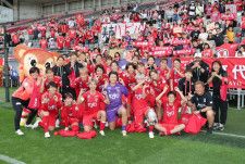 試合後、田中美南選手のバースデーを祝って、サポーターとともに写真におさまるINAC神戸の選手とスタッフ（写真提供：WEリーグ）