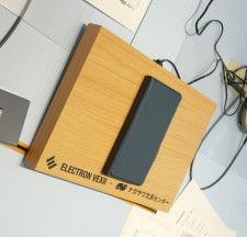 コンセント1つで複数のスマホ充電できるテーブル　災害時の活用も視野　神戸の文具会社らが開発