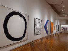 展示風景：「具体美術協会／芦屋」　左手前：吉原治良『白地に黒い円」1967年