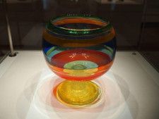 カイ・フランク　《アートグラス、ユニークピース》　1970年代前半 　同心円状に色ガラスの帯を重ねていく「リング技法」を職人たちと開発し、カラフルで動きのあるユニークなデザインで、新しいガラスの表現を目指しました。