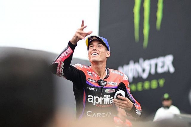 【MotoGP】エスパルガロ、アプリリア1-2フィニッシュに感無量「表彰台で子供からトロフィーを受け取った時、これまでの人生がよぎった」