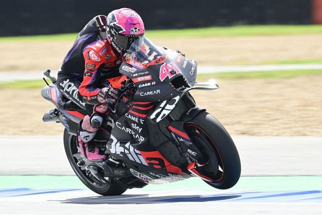【MotoGP】アレイシ・エスパルガロ「息ができなくて死ぬかと思った」アプリリア、バイクの抱える熱に悩まされる