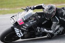 【MotoGP】「アプリリアはエンジンパワーを上げる必要がある」エスパルガロ、新型で改善実感もトップ争いのために不足を指摘
