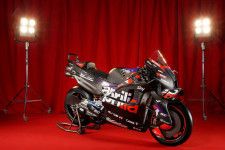 【MotoGP】アプリリア、2024年型RS-GPを発表。攻めの空力開発で10年目のシーズンに挑む