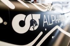 アルファタウリ、FIA初の公式アパレルパートナーに就任。F1チーム離れるもモータースポーツ界での影響力は健在