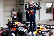 レッドブルのフェルスタッペン、F1日本GPで“ハットトリック”優勝「ホンダ勢3台で入賞できた」と角田裕毅も称賛