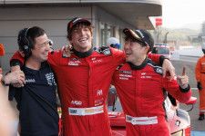 VELOREXフェラーリ、“ほぼ最後尾”から26台抜きで優勝！ 元F1