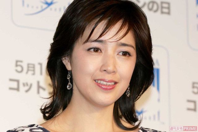 「なんとかならんのかな?」園遊会参加の菊池桃子、正装姿のエリート夫の“お腹”に集まる視線