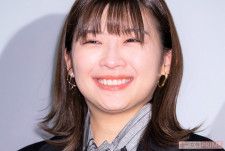 「笑って誤魔化すなよ」紅白初司会の伊藤沙莉、歌手名“噛み噛み”後のニヤニヤ笑いに批判の声