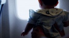「『貸しなさい！』飛行機でグズる私の赤ちゃんを取り上げた隣の中年男性。そのまま到着するまでずっと...」（60代女性）