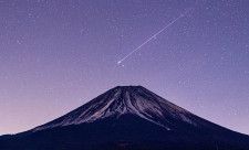正しく「流れ星が叶えた願い」　富士山で撮影された〝奇跡の一枚〟が叫びたくなる美しさ