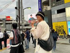 俳優チェ・ジョンヒョプ、渋谷で撮られた照れくさそうな姿に「ずっと日本にいて」の声【PHOTO】