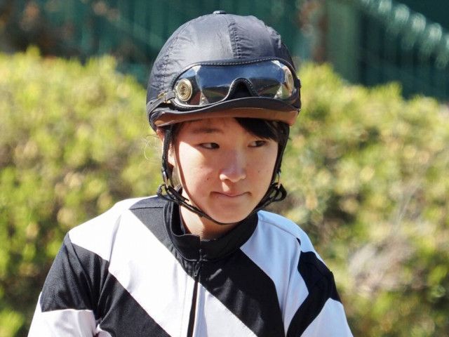 【中京1R】永島まなみが見習い騎手卒業で2キロ減に…ブラックドレスでV