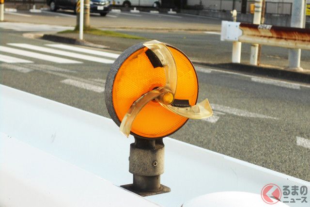 道路の「オレンジ色の反射板」なぜ設置？ 「羽根付き」の意味は？ 知られざる「デリネーター」の役割とは
