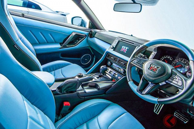 ニッサン新型「和製スーパーカー」発表！ オシャなブルー内装が超カッコイイ！ 最後の「R35 GT-R」は“抽選”？ 販売店でも大反響